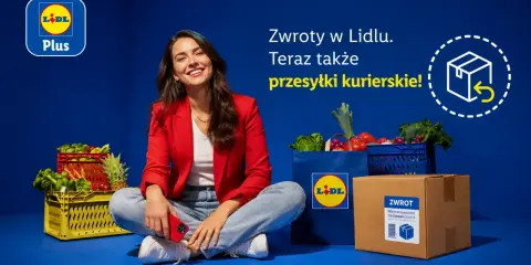 Kobieta z zakupami i paczką zwrotną. Lidl Plus ułatwia zwroty online, także przesyłki kurierskie.