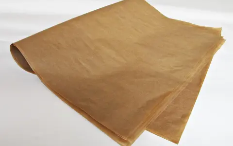 Zrolowany papier typu kraft, idealny do pakowania lub pieczenia.