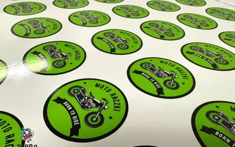 Naklejki z motocyklami i napisem "MOTO RACZKI BORN TO RIDE". Druk wypukły nadaje im trójwymiarowy efekt.