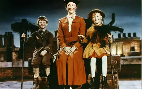 Mary Poppins z dzieciakami na dachu, z miotłami. Wszystko wygląda jak z bajki, a litery w napisach filmowych mogłyby być w stylu czcionka Poppins.