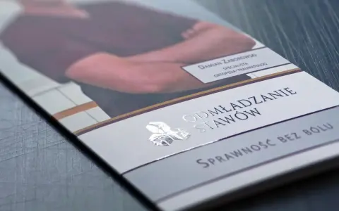 Ulotka z Damiana Zaborowskim, specjalistą ortopedii, reklamuje "Odmładzanie Stawów". Folia soft skin nadaje jej elegancki wygląd.