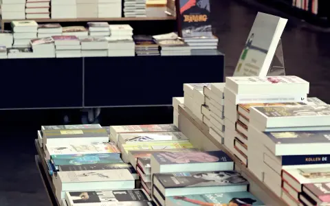 Stosy książek w Empiku, gotowe do sprzedaży. Zastanawiasz się, jak wydać książkę w Empiku? Zacznij od stworzenia bestsellerów!