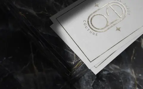 Eleganckie, kreatywne wizytówki z logo "Eva Dados Couture" na tle luksusowego marmuru.