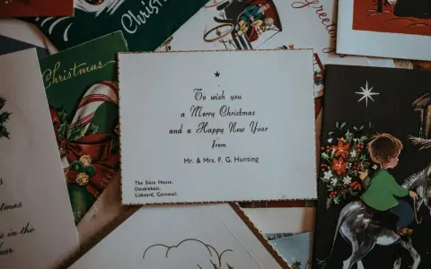 Stare kartki świąteczne, w tym zaproszenie wzór do druku z życzeniami "Merry Christmas and a Happy New Year".