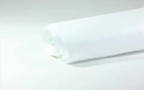 Biała rolka materiału Tyvek na białym tle.