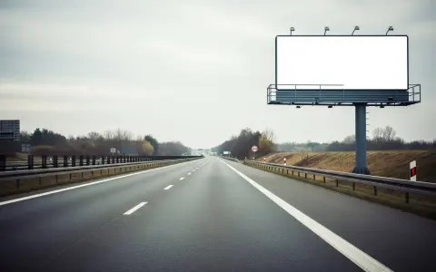 Pusta przestrzeń na billboardzie przy autostradzie zaprasza do kreatywności. Co to jest billboard? To miejsce na Twoją reklamę!