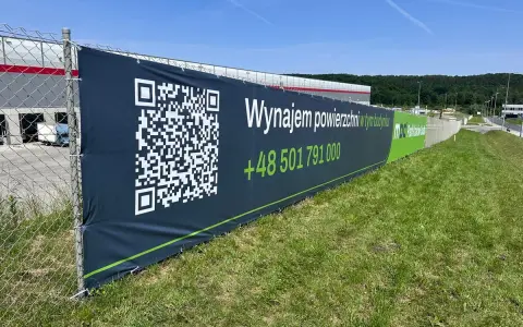 Baner informuje: "Wynajem powierzchni w tym budynku". Jak zrobic baner? Skanuj QR kod lub dzwoń +48 501 791 000.