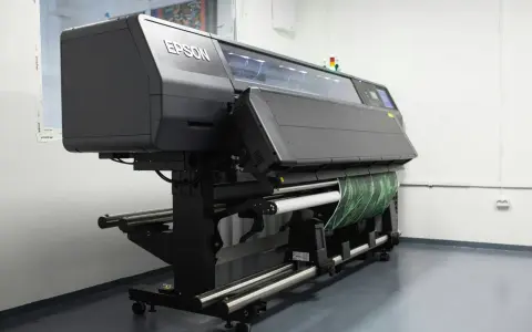 Profesjonalna maszyna Epson do druku solventowego z zielonym wzorem na rolce.