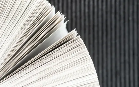 Strony książki, wykonane z delikatnego papieru niepowlekanego, rozchylają się, odsłaniając ich gładką fakturę.