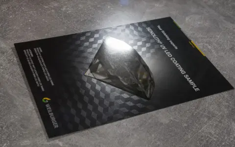 Próbka lakieru drip off na okładce z efektem 3D. SENOLITH® UV LED COATING SAMPLE.
