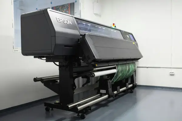 Profesjonalna maszyna Epson do druku solventowego z zielonym wzorem na rolce.