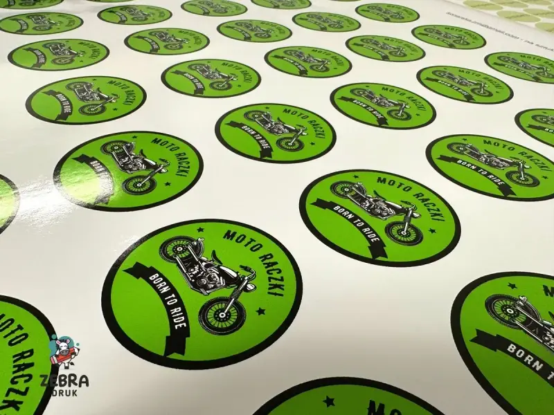 Naklejki z motocyklami i napisem "MOTO RACZKI BORN TO RIDE". Druk wypukły nadaje im trójwymiarowy efekt.